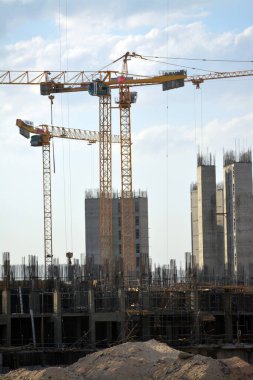 Giza, Mısır, 13 Haziran 2022: Mısır 'daki yeni binaların inşaatı, Zed şehri Şeyh Zayed şehri, turna kuşları ve seçici odaklı inşaat halindeki konut binaları.