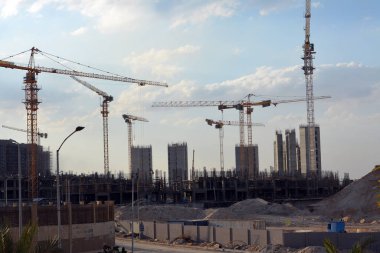 Giza, Mısır, 13 Haziran 2022: Mısır 'daki yeni binaların inşaatı, Zed şehri Şeyh Zayed şehri, turna kuşları ve seçici odaklı inşaat halindeki konut binaları.