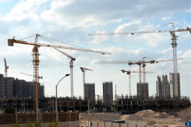 Giza, Mısır, 13 Haziran 2022: Mısır 'daki yeni binaların inşaatı, Zed şehri Şeyh Zayed şehri, turna kuşları ve seçici odaklı inşaat halindeki konut binaları.