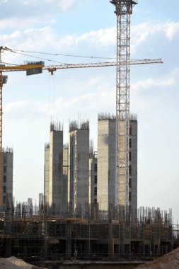 Giza, Mısır, 13 Haziran 2022: Mısır 'daki yeni binaların inşaatı, Zed şehri Şeyh Zayed şehri, turna kuşları ve seçici odaklı inşaat halindeki konut binaları.