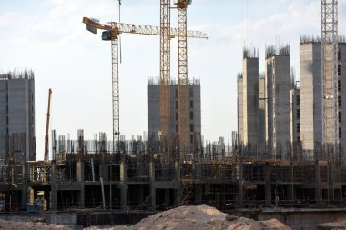 Giza, Mısır, 13 Haziran 2022: Mısır 'daki yeni binaların inşaatı, Zed şehri Şeyh Zayed şehri, turna kuşları ve seçici odaklı inşaat halindeki konut binaları.