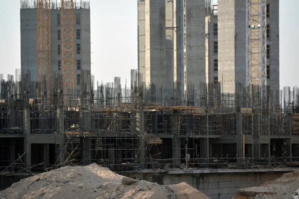 2022年6月13日 埃及吉萨 埃及设得市谢赫扎耶德市新建筑的建筑工地 正在建造的带有起重机的豪华住宅建筑的英亩数 有选择的重点 — 图库照片