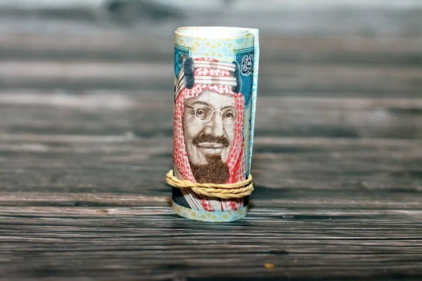 Sar Dwadzieścia Riali Saudyjskich Gotówkowych Banknotów Banknoty Zwinięte Gumkami Zdjęciem — Zdjęcie stockowe