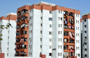 Kahire, Mısır, 28 Haziran 2022: Al Asmarat bölgesi, Mokattam tepelerindeki sosyal konutlar Tahya Misr (çok yaşa Mısır) fonları ve yeni gayrimenkul projesi tarafından yapılan gecekondu sakinlerine düzgün evler sağlıyor