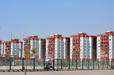 Kahire, Mısır, 28 Haziran 2022: Al Asmarat bölgesi, Mokattam tepelerindeki sosyal konutlar Tahya Misr (çok yaşa Mısır) fonları ve yeni gayrimenkul projesi tarafından yapılan gecekondu sakinlerine düzgün evler sağlıyor