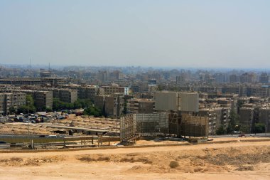 Kahire, Mısır, 28 Haziran 2022: Kahire, Mısır 'ın Mokattam Dağı' ndan havadan görünüşü ve tepeler birden fazla bina, sokak, trafik, yerleşim evleri ve köprüleri gösteriyor, seçici odaklanma