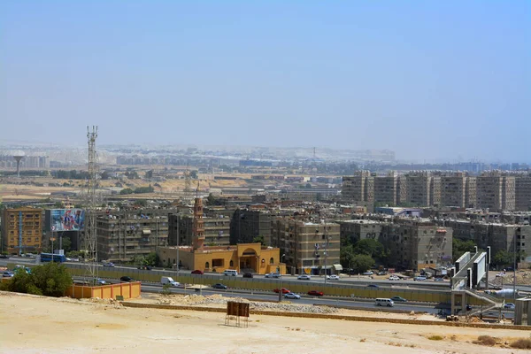 カイロ エジプト 2022年6月28日 複数の建物 選択的フォーカスを示すモカタム山と丘からのカイロ エジプトの空中ビュー — ストック写真