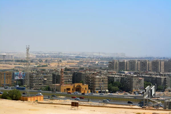 2022年6月28日 埃及开罗 从Mokattam山和山丘上俯瞰埃及开罗的空中景观 可看到多座建筑物 住宅和桥梁 有选择地聚焦 — 图库照片