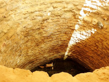 Hz. Musa Springs, Sina Yarımadası 'ndaki su kuyuları ve palmiyeler, Ras Sidr, Mısır, Süveyş Kanalı yakınlarındaki Musa' nın pınarları Sina Çölü 'nün ortasında küçük verimli bir vaha oluşturuyor.