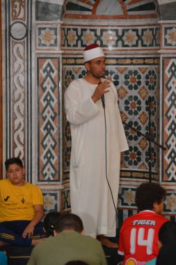 Kahire, Mısır, 30 Haziran 2022: Cami vaizi İmam camideki yaz İslam eğitim programı sırasında bir camide genç Müslüman çocuklara vaaz veriyor.