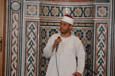 Kahire, Mısır, 30 Haziran 2022: Cami vaizi İmam camideki yaz İslam eğitim programı sırasında bir camide genç Müslüman çocuklara vaaz veriyor.
