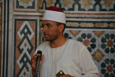 Kahire, Mısır, 30 Haziran 2022: Cami vaizi İmam camideki yaz İslam eğitim programı sırasında bir camide genç Müslüman çocuklara vaaz veriyor.