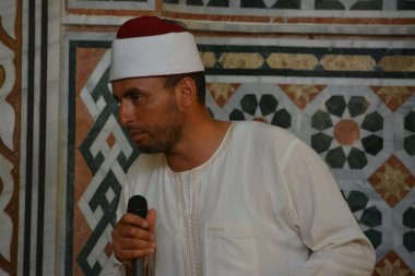 Kahire, Mısır, 30 Haziran 2022: Cami vaizi İmam camideki yaz İslam eğitim programı sırasında bir camide genç Müslüman çocuklara vaaz veriyor.