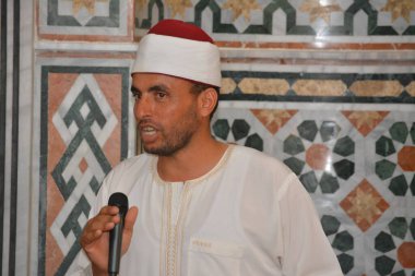 Kahire, Mısır, 30 Haziran 2022: Cami vaizi İmam camideki yaz İslam eğitim programı sırasında bir camide genç Müslüman çocuklara vaaz veriyor.