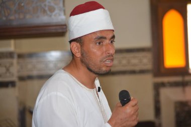 Kahire, Mısır, 30 Haziran 2022: Cami vaizi İmam camideki yaz İslam eğitim programı sırasında bir camide genç Müslüman çocuklara vaaz veriyor.