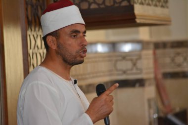 Kahire, Mısır, 30 Haziran 2022: Cami vaizi İmam camideki yaz İslam eğitim programı sırasında bir camide genç Müslüman çocuklara vaaz veriyor.