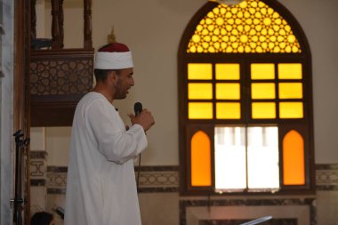 Kahire, Mısır, 30 Haziran 2022: Cami vaizi İmam camideki yaz İslam eğitim programı sırasında bir camide genç Müslüman çocuklara vaaz veriyor.