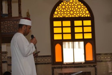 Kahire, Mısır, 30 Haziran 2022: Cami vaizi İmam camideki yaz İslam eğitim programı sırasında bir camide genç Müslüman çocuklara vaaz veriyor.