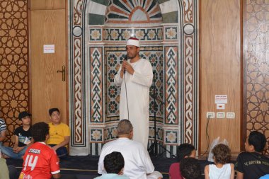 Kahire, Mısır, 30 Haziran 2022: Cami vaizi İmam camideki yaz İslam eğitim programı sırasında bir camide genç Müslüman çocuklara vaaz veriyor.