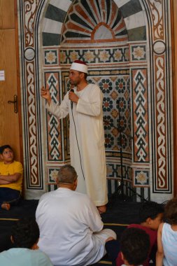 Kahire, Mısır, 30 Haziran 2022: Cami vaizi İmam camideki yaz İslam eğitim programı sırasında bir camide genç Müslüman çocuklara vaaz veriyor.