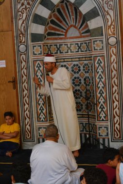 Kahire, Mısır, 30 Haziran 2022: Cami vaizi İmam camideki yaz İslam eğitim programı sırasında bir camide genç Müslüman çocuklara vaaz veriyor.