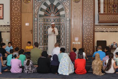 Kahire, Mısır, 30 Haziran 2022: Cami vaizi İmam camideki yaz İslam eğitim programı sırasında bir camide genç Müslüman çocuklara vaaz veriyor.