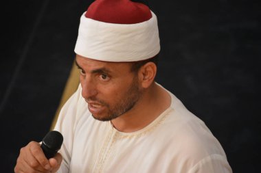 Kahire, Mısır, 30 Haziran 2022: Cami vaizi İmam camideki yaz İslam eğitim programı sırasında bir camide genç Müslüman çocuklara vaaz veriyor.