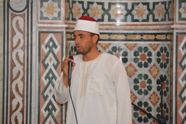 Kahire, Mısır, 30 Haziran 2022: Cami vaizi İmam camideki yaz İslam eğitim programı sırasında bir camide genç Müslüman çocuklara vaaz veriyor.