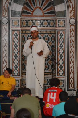 Kahire, Mısır, 30 Haziran 2022: Cami vaizi İmam camideki yaz İslam eğitim programı sırasında bir camide genç Müslüman çocuklara vaaz veriyor.
