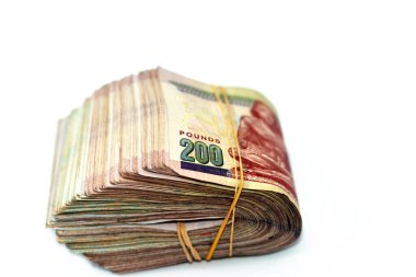 Katlanmış Mısır parası beyaz arka planda izole edilmiş, 200 LE 200 Mısırlı 200 pound nakit para banknotları lastik bantlarla katlanmış, bantta oturan katipin resmi, seçici bir odaklanma