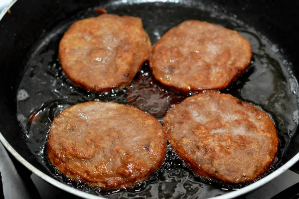 Trozos Carne Res Hamburguesa Fríe Aceite Poco Profundo Una Sartén —  Fotos de Stock