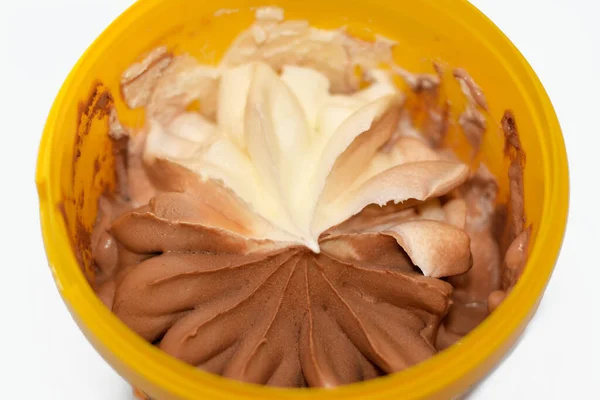 Frozen Ice Cream Half Vanilla Half Chocolate Plastic Container Flower — Stock fotografie