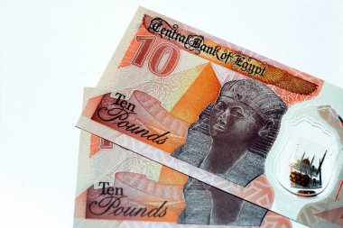 Yeni Mısır 10 LE EGP ters tarafları on pound plastik polimer banknot Antik Mısır kraliçesi Hatshepsut heykeli ve beyaz izole piramit, seçici odak