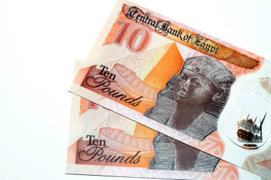 Yeni Mısır 10 LE EGP ters tarafları on pound plastik polimer banknot Antik Mısır kraliçesi Hatshepsut heykeli ve beyaz izole piramit, seçici odak