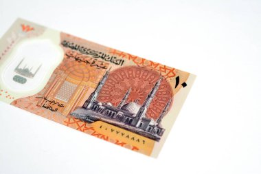 Yeni Mısır 10 LE EGP 10 pound plastik polimer banknot ters tarafında seçici odak İdari başkentin büyük camii Al-Fatah Al-Aleem beyaz arka planda izole edilir