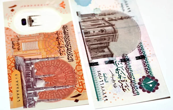 新的埃及第一个10磅塑料塑料钞票的正面是Al Fattah Aleem清真寺 而旧的10磅塑料钞票的正面是Al Rifa I清真寺 用白色隔墙隔开 — 图库照片