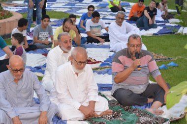 Kahire, Mısır, 9 Temmuz 2022: Mısır 'daki Müslümanlar, cami yakınlarındaki açık hava sahasında Kurban Bayramı ve kutlamaların daha büyük olduğu İslam bayramı ibadetlerini gerçekleştirdiler.