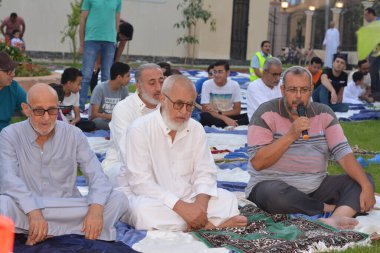 Kahire, Mısır, 9 Temmuz 2022: Mısır 'daki Müslümanlar, cami yakınlarındaki açık hava sahasında Kurban Bayramı ve kutlamaların daha büyük olduğu İslam bayramı ibadetlerini gerçekleştirdiler.