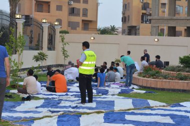 Kahire, Mısır, 9 Temmuz 2022: Mısır 'daki Müslümanlar, cami yakınlarındaki açık hava sahasında Kurban Bayramı ve kutlamaların daha büyük olduğu İslam bayramı ibadetlerini gerçekleştirdiler.