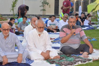 Kahire, Mısır, 9 Temmuz 2022: Mısır 'daki Müslümanlar, cami yakınlarındaki açık hava sahasında Kurban Bayramı ve kutlamaların daha büyük olduğu İslam bayramı ibadetlerini gerçekleştirdiler.