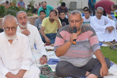 Kahire, Mısır, 9 Temmuz 2022: Mısır 'daki Müslümanlar, cami yakınlarındaki açık hava sahasında Kurban Bayramı ve kutlamaların daha büyük olduğu İslam bayramı ibadetlerini gerçekleştirdiler.