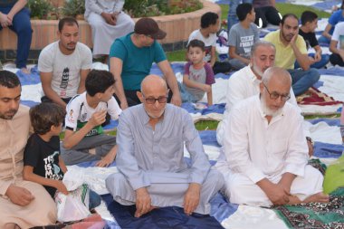 Kahire, Mısır, 9 Temmuz 2022: Mısır 'daki Müslümanlar, cami yakınlarındaki açık hava sahasında Kurban Bayramı ve kutlamaların daha büyük olduğu İslam bayramı ibadetlerini gerçekleştirdiler.