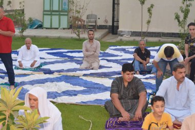 Kahire, Mısır, 9 Temmuz 2022: Mısır 'daki Müslümanlar, cami yakınlarındaki açık hava sahasında Kurban Bayramı ve kutlamaların daha büyük olduğu İslam bayramı ibadetlerini gerçekleştirdiler.