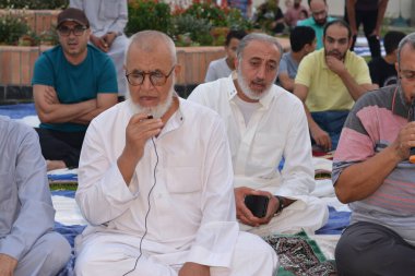 Kahire, Mısır, 9 Temmuz 2022: Mısır 'daki Müslümanlar, cami yakınlarındaki açık hava sahasında Kurban Bayramı ve kutlamaların daha büyük olduğu İslam bayramı ibadetlerini gerçekleştirdiler.