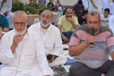 Kahire, Mısır, 9 Temmuz 2022: Mısır 'daki Müslümanlar, cami yakınlarındaki açık hava sahasında Kurban Bayramı ve kutlamaların daha büyük olduğu İslam bayramı ibadetlerini gerçekleştirdiler.