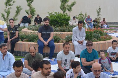 Kahire, Mısır, 9 Temmuz 2022: Mısır 'daki Müslümanlar, cami yakınlarındaki açık hava sahasında Kurban Bayramı ve kutlamaların daha büyük olduğu İslam bayramı ibadetlerini gerçekleştirdiler.