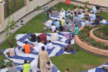 Kahire, Mısır, 9 Temmuz 2022: Mısır 'daki Müslümanlar, cami yakınlarındaki açık hava sahasında Kurban Bayramı ve kutlamaların daha büyük olduğu İslam bayramı ibadetlerini gerçekleştirdiler.