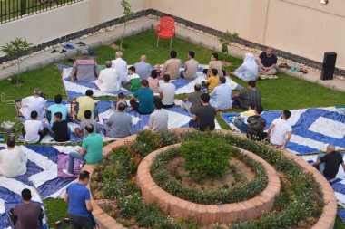 Kahire, Mısır, 9 Temmuz 2022: Mısır 'daki Müslümanlar, cami yakınlarındaki açık hava sahasında Kurban Bayramı ve kutlamaların daha büyük olduğu İslam bayramı ibadetlerini gerçekleştirdiler.