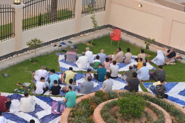 Kahire, Mısır, 9 Temmuz 2022: Mısır 'daki Müslümanlar, cami yakınlarındaki açık hava sahasında Kurban Bayramı ve kutlamaların daha büyük olduğu İslam bayramı ibadetlerini gerçekleştirdiler.