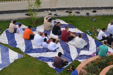 Kahire, Mısır, 9 Temmuz 2022: Mısır 'daki Müslümanlar, cami yakınlarındaki açık hava sahasında Kurban Bayramı ve kutlamaların daha büyük olduğu İslam bayramı ibadetlerini gerçekleştirdiler.